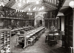 Biblioteca instal·lada a la Generalitat