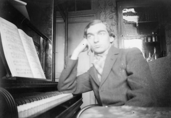 Retrat de Frederic Mompou recolzat al piano. Entre 1918 i 1922