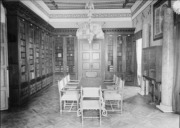 Sala Blava o Sala Bonsoms, al Palau de la Generalitat, on es va col·locar la Biblioteca Cervantina donada per Isidre Bonsoms el 1915. [Biblioteca de Catalunya]