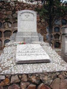 Làpida de la tomba d'Isaac Albéniz. És una sepultura a terra, amb una gran làpida al terra i una dreta.