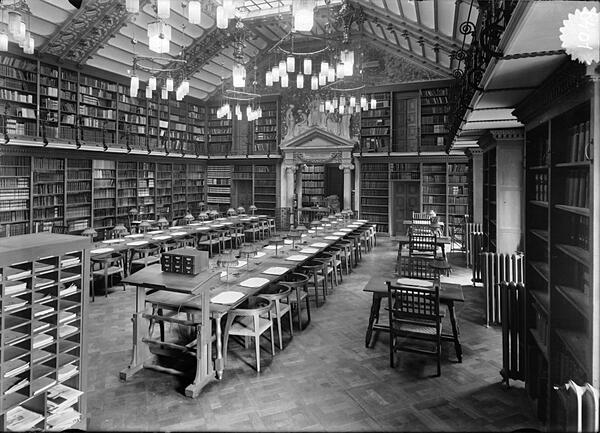 Sala de lectura de la Biblioteca de Catalunya (IEC) al Palau de la Generalitat. Foto Estorch 1932. Top: 03_BcHis_01654