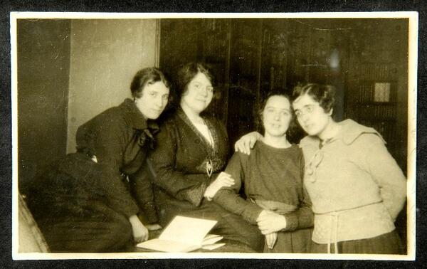 Les primeres auxiliars bibliotecàries. D’esquerra a dreta, Cèlia Albert, Elvira Zimmer, Josefina Costumà i Mercè Robles. 1914-1915