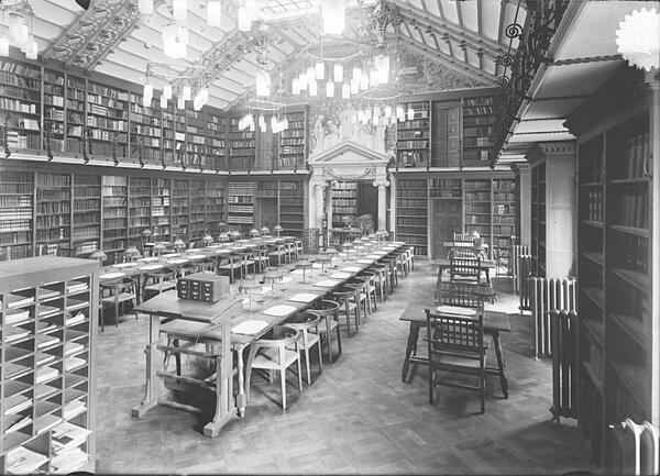 Sala de Lectura de la Biblioteca de Catalunya, al Palau de la Generalitat. 1914
