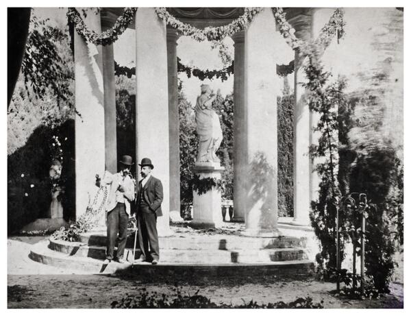 Miquel Utrillo i Joan Maragall a la glorieta dels jardins del Marquès d’Alfarràs el dia de l’estrena