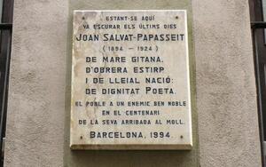 Placa amb una breu biografia de Joan Salvat-Papasseit