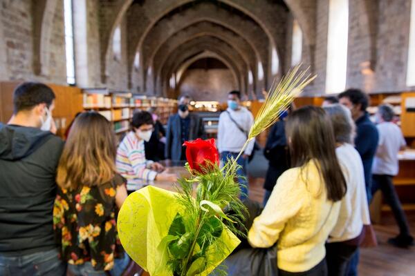 Visita guiada comentant la maqueta de l'antic hospital, ara biblioteca