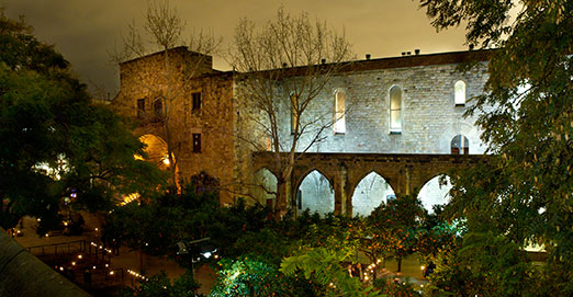 Vista nocturna de l'edifici i els jardins