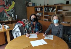 La directora de la BC, Eugènia Serra, i Mariàngela Vilallonga en el moment de la signatura de l'acord de donació 